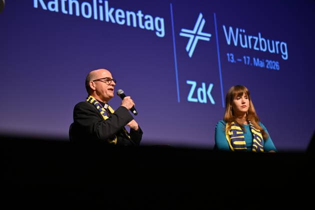 Biblical dialog with Ricarda Lang and Bishop Franz Jung at the Katholikentag Copyright: epd-bild DanielxPeter epd-Katholikentag_Wuerzburg156-kopieren.jpeg