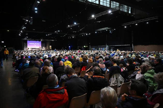 Fully occupied hall at the Biblical Dialogue with Ri Copyright: epd-bild DanielxPeter epd-Katholikentag_Wuerzburg157-kopieren.jpeg