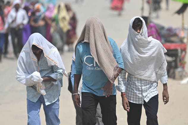 May 16, 2026, Prayagraj, Uttar Pradesh, India: Prayagraj: People cover themselves with clothe to being safe with heatwave on a hot summer day, in Prayagraj on Saturday, May 16, 2026. Prayagraj India - ZUMAv115 20260516_zap_v115_037 Copyright: xPrabhatxKumarxVermax