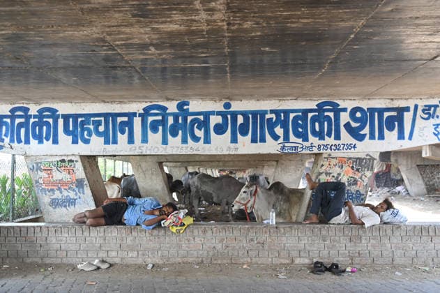 May 16, 2026, Prayagraj, Uttar Pradesh, India: Prayagraj: A man rest on a structure under a bridge on a hot summer day, in Prayagraj on Saturday, May 16, 2026. Prayagraj India  - ZUMAv115 20260516_zap_v115_008 Copyright: xPrabhatxKumarxVermax