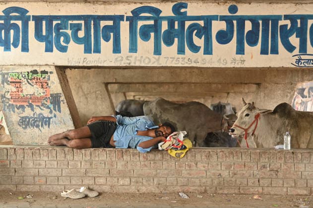 May 16, 2026, Prayagraj, Uttar Pradesh, India: Prayagraj: A man rest on a structure under a bridge on a hot summer day, in Prayagraj on Saturday, May 16, 2026. Prayagraj India  - ZUMAv115 20260516_zap_v115_010 Copyright: xPrabhatxKumarxVermax
