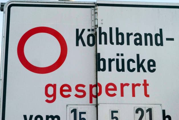 CNTV KOEHLBRAND Signs and red and white barriers and red lights again prevent access to the Hamburg Köhlbrand Bridge It is again fully closed for maintenance and repair work over the whole weekend 16 05 2026 Hamburg Köhlbrand Bridge Hamburg Germany