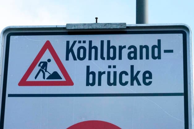 CNTV KOEHLBRAND Signs and red and white barriers and red lights again prevent access to the Hamburg Köhlbrand Bridge It is again fully closed for maintenance and repair work over the whole weekend 16 05 2026 Hamburg Köhlbrand Bridge Hamburg Germany