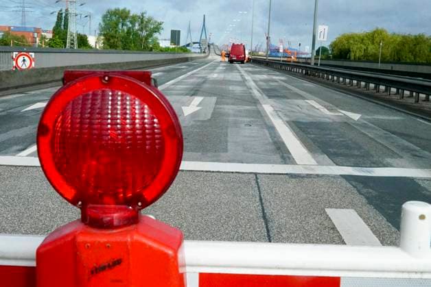 CNTV KOEHLBRAND Signs and red and white barriers and red lights again prevent access to the Hamburg Köhlbrand Bridge It is again fully closed for maintenance and repair work over the whole weekend 16 05 2026 Hamburg Köhlbrand Bridge Hamburg Germany