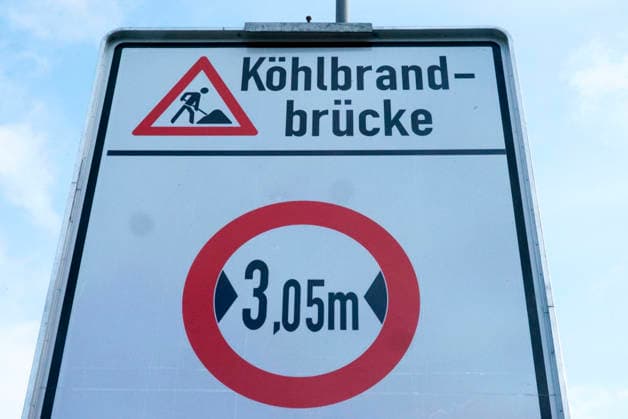 CNTV KOEHLBRAND Signs and red and white barriers and red lights again prevent access to the Hamburg Köhlbrand Bridge It is again fully closed for maintenance and repair work over the whole weekend 16 05 2026 Hamburg Köhlbrand Bridge Hamburg Germany