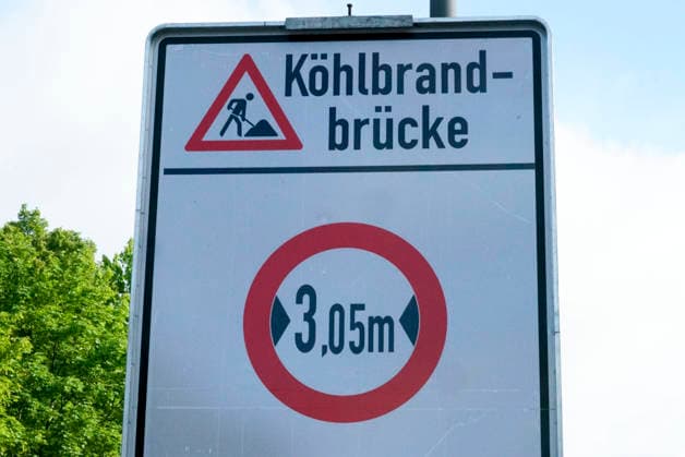CNTV KOEHLBRAND Signs and red and white barriers and red lights again prevent access to the Hamburg Köhlbrand Bridge It is again fully closed for maintenance and repair work over the whole weekend 16 05 2026 Hamburg Köhlbrand Bridge Hamburg Germany