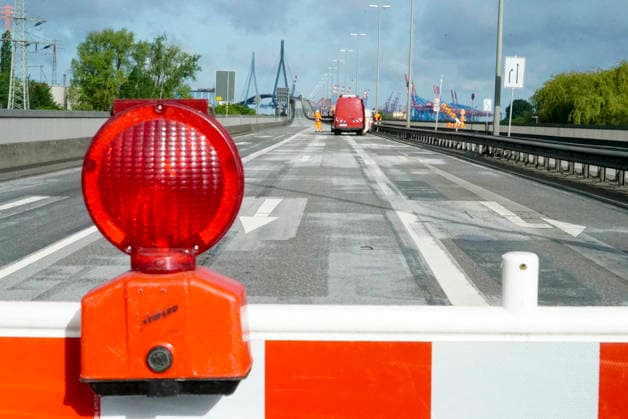 CNTV KOEHLBRAND Signs and red and white barriers and red lights again prevent access to the Hamburg Köhlbrand Bridge It is again fully closed for maintenance and repair work over the whole weekend 16 05 2026 Hamburg Köhlbrand Bridge Hamburg Germany