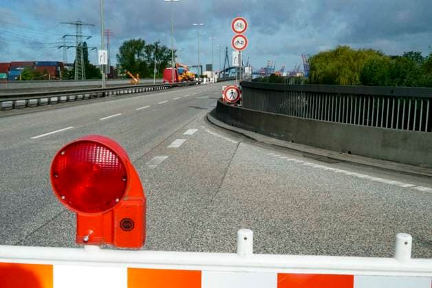 CNTV KOEHLBRAND Signs and red and white barriers and red lights again prevent access to the Hamburg Köhlbrand Bridge It is again fully closed for maintenance and repair work over the whole weekend 16 05 2026 Hamburg Köhlbrand Bridge Hamburg Germany