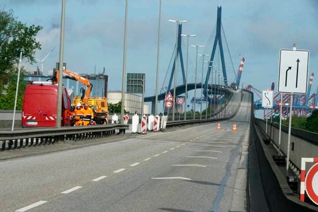 CNTV KOEHLBRAND Signs and red and white barriers and red lights again prevent access to the Hamburg Köhlbrand Bridge It is again fully closed for maintenance and repair work over the whole weekend 16 05 2026 Hamburg Köhlbrand Bridge Hamburg Germany