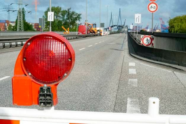 CNTV KOEHLBRAND Signs and red and white barriers and red lights again prevent access to the Hamburg Köhlbrand Bridge It is again fully closed for maintenance and repair work over the whole weekend 16 05 2026 Hamburg Köhlbrand Bridge Hamburg Germany