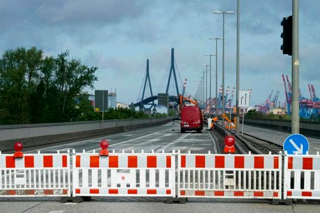 CNTV KOEHLBRAND Signs and red and white barriers and red lights again prevent access to the Hamburg Köhlbrand Bridge It is again fully closed for maintenance and repair work over the whole weekend 16 05 2026 Hamburg Köhlbrand Bridge Hamburg Germany