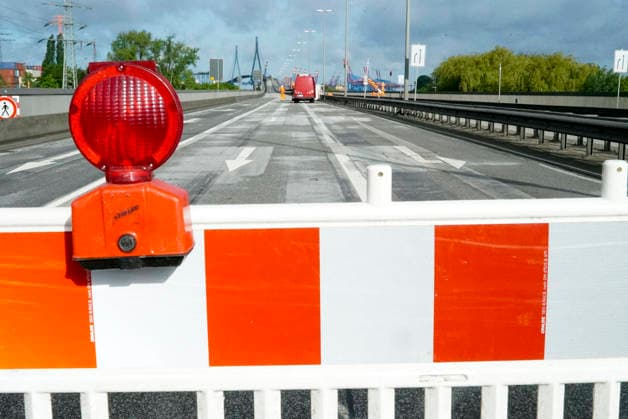 CNTV KOEHLBRAND Signs and red and white barriers and red lights again prevent access to the Hamburg Köhlbrand Bridge It is again fully closed for maintenance and repair work over the whole weekend 16 05 2026 Hamburg Köhlbrand Bridge Hamburg Germany
