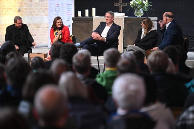 Podiumsdiskussion Wie gelingen Transformationsprozesse in Staat und Kirche? auf dem Katholikentag in Wuerzburg. (Foto vom 16.05.2026: Georg Baetzing (Bätzing), Bischof von Limburg; Franziska Hoppermann (CDU), Ausschuss fuer Digitales und Staatsmodernisierung; Alexander Schweitzer (SPD), Ministerpraesident von Rheinland-Pfalz; Klima-Aktivistin Luisa Neubauer; Robin Alexander, Moderation (v.l.n.r.)) Bis Sonntag werden beim 104. Deutschen Katholikentag unter dem biblischen Leitwort Hab Mut, steh auf! mehrere zehntausend Teilnehmende zu insgesamt 900 Veranstaltungen erwartet. Das Treffen soll angesichts von Krieg, Klimawandel, sozialer Spaltung sowie Vertrauenskrisen in Politik und Kirche dazu ermutigen, nach Wegen fuer die Zukunft zu suche Copyright: epd-bild DanielxPeter epd-Katholikentag_Wuerzburg171-kopieren.jpeg