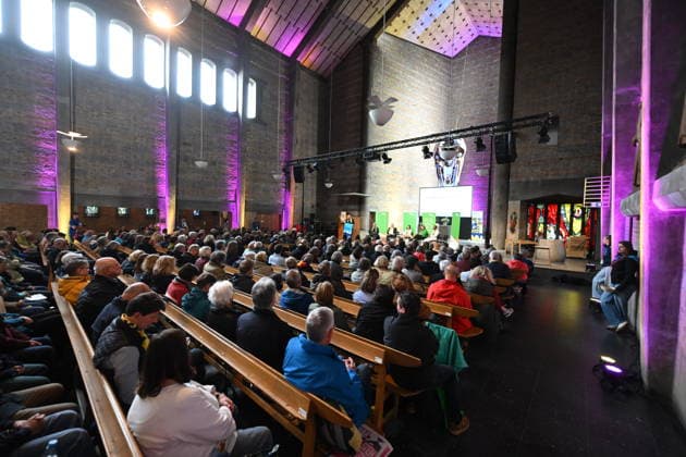 Numerous visitors listen to the panel discussion Who owns the world The new colonial masters and the haggling over resourc Copyright: epd-bild DanielxPeter DSC_4190.jpeg