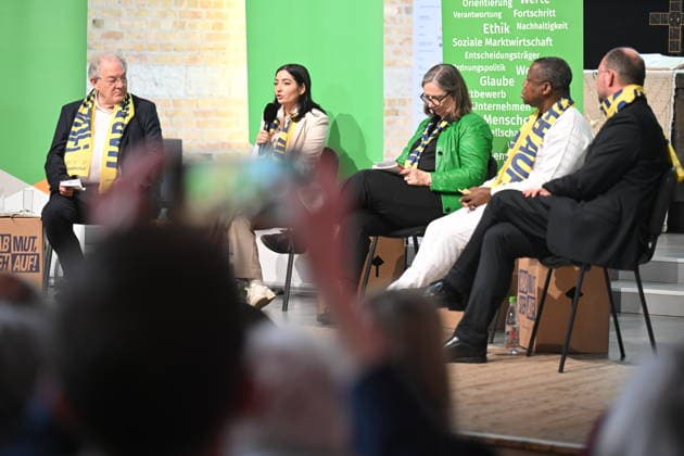 Ulrich Hemel (v.l.), Ehrenvorsitzender des Bunds katholischer Unternehmer; Reem Alabali Radovan, Bundesministerin fuer wirtschaftliche Zusammenarbeit und Entwicklung; Hubertine Underberg-Ruder, Unternehmerin, Dietlikon Schweiz; Emeka Ani, Bundespastoralrat der Katholiken anderer Muttersprache, Raunheim, und Andreas Frick, Hauptgeschaeftsfuehrer von Misereor, ZdK-Mitglied, Aachen, beim Podium Wem gehoert die Welt? Die neuen Kolonialherren und das Schachern um Ressourcen waehrend des Katholikentags in Wuerzburg (Foto vom 16.05.2026). Bis Sonntag werden beim 104. Deutschen Katholikentag unter dem biblischen Leitwort Hab Mut, steh auf! mehrere zehntausend Teilnehmende zu insgesamt 900 Veranstaltungen erwartet. Das Treffen soll angesichts vo Copyright: epd-bild DanielxPeter DSC_4229.jpeg