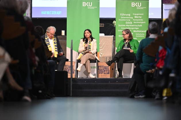 Ulrich Hemel (v.l.), Ehrenvorsitzender des Bunds katholischer Unternehmer; Reem Alabali Radovan, Bundesministerin fuer wirtschaftliche Zusammenarbeit und Entwicklung; Hubertine Underberg-Ruder, Unternehmerin, Dietlikon Schweiz; beim Podium Wem gehoert die Welt? Die neuen Kolonialherren und das Schachern um Ressourcen waehrend des Katholikentags in Wuerzburg (Foto vom 16.05.2026). Bis Sonntag werden beim 104. Deutschen Katholikentag unter dem biblischen Leitwort Hab Mut, steh auf! mehrere zehntausend Teilnehmende zu insgesamt 900 Veranstaltungen erwartet. Das Treffen soll angesichts von Krieg, Klimawandel, sozialer Spaltung sowie Vertrauenskrisen in Politik und Kirche dazu ermutigen, nach Wegen fuer die Zukunft zu suchen. (Siehe epd-Meld Copyright: epd-bild DanielxPeter DSC_4255.jpeg