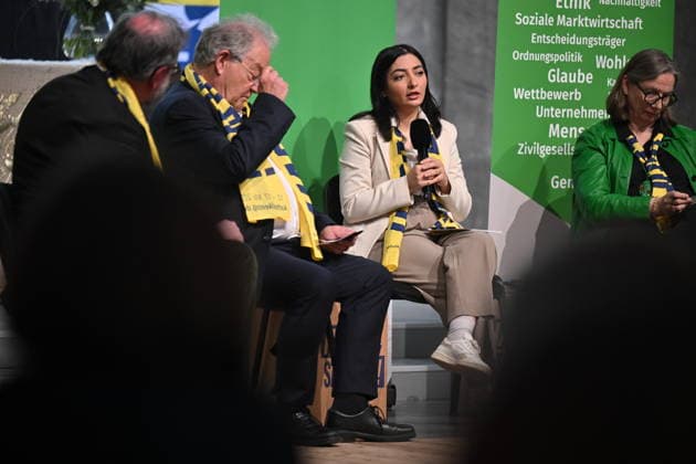 Ulrich Hemel (2.v.l.), Ehrenvorsitzender des Bunds katholischer Unternehmer; Reem Alabali Radovan, Bundesministerin fuer wirtschaftliche Zusammenarbeit und Entwicklung; Hubertine Underberg-Ruder, Unternehmerin, Dietlikon Schweiz; beim Podium Wem gehoert die Welt? Die neuen Kolonialherren und das Schachern um Ressourcen waehrend des Katholikentags in Wuerzburg (Foto vom 16.05.2026). Bis Sonntag werden beim 104. Deutschen Katholikentag unter dem biblischen Leitwort Hab Mut, steh auf! mehrere zehntausend Teilnehmende zu insgesamt 900 Veranstaltungen erwartet. Das Treffen soll angesichts von Krieg, Klimawandel, sozialer Spaltung sowie Vertrauenskrisen in Politik und Kirche dazu ermutigen, nach Wegen fuer die Zukunft zu suchen. (Siehe epd-Me Copyright: epd-bild DanielxPeter DSC_4259.jpeg