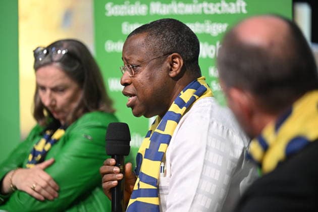 Hubertine Underberg-Ruder (v.l.), Unternehmerin, Dietlikon Schweiz; Emeka Ani, Bundespastoralrat der Katholiken anderer Muttersprache, Raunheim, und Andreas Frick, Hauptgeschaeftsfuehrer von Misereor, ZdK-Mitglied, Aachen, auf dem Podium Wem gehoert die Welt? Die neuen Kolonialherren und das Schachern um Ressourcen waehrend des Katholikentags in Wuerzburg (Foto vom 16.05.2026). Bis Sonntag werden beim 104. Deutschen Katholikentag unter dem biblischen Leitwort Hab Mut, steh auf! mehrere zehntausend Teilnehmende zu insgesamt 900 Veranstaltungen erwartet. Das Treffen soll angesichts von Krieg, Klimawandel, sozialer Spaltung sowie Vertrauenskrisen in Politik und Kirche dazu ermutigen, nach Wegen fuer die Zukunft zu suchen. (Siehe epd-Meldun Copyright: epd-bild DanielxPeter DSC_4302.jpeg