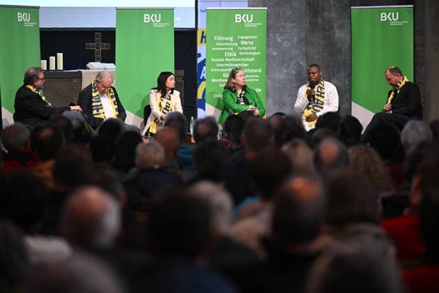 Ulrich Hemel (2.v.l.), Ehrenvorsitzender des Bunds katholischer Unternehmer; Reem Alabali Radovan, Bundesministerin fuer wirtschaftliche Zusammenarbeit und Entwicklung; Hubertine Underberg-Ruder, Unternehmerin, Dietlikon Schweiz; Emeka Ani, Bundespastoralrat der Katholiken anderer Muttersprache, Raunheim, und Andreas Frick, Hauptgeschaeftsfuehrer von Misereor, ZdK-Mitglied, Aachen, auf dem Podium Wem gehoert die Welt? Die neuen Kolonialherren und das Schachern um Ressourcen waehrend des Katholikentags in Wuerzburg (Foto vom 16.05.2026). Bis Sonntag werden beim 104. Deutschen Katholikentag unter dem biblischen Leitwort Hab Mut, steh auf! mehrere zehntausend Teilnehmende zu insgesamt 900 Veranstaltungen erwartet. Das Treffen soll angesich Copyright: epd-bild DanielxPeter DSC_4310.jpeg