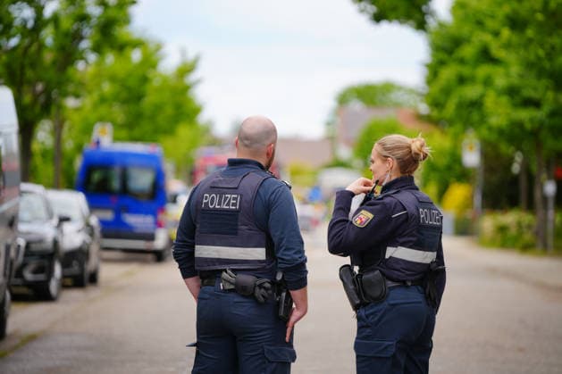 Two dead in small plane crash in residential area, debris from a small plane lying on the ground A small plane has apparently crashed on the outskirts of Limburgerhof in the Rhine-Palatinate district According to the fire depa Copyright: x xonw-imagesx xEnriquexKaczorx