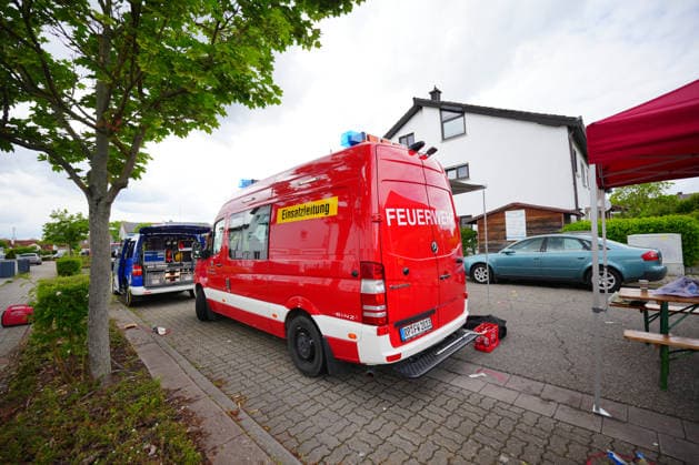 Two dead in small plane crash in residential area, debris from a small plane lying on the ground A small plane has apparently crashed on the outskirts of Limburgerhof in the Rhine-Palatinate district According to the fire depa Copyright: x xonw-imagesx xEnriquexKaczorx