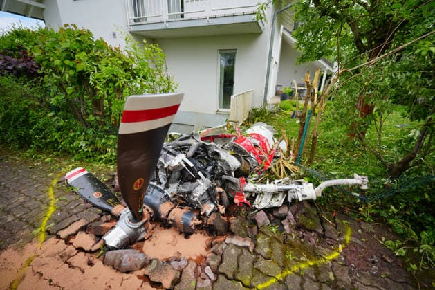 Two dead in small plane crash in residential area, debris from a small plane lying on the ground A small plane has apparently crashed on the outskirts of Limburgerhof in the Rhine-Palatinate district According to the fire depa Copyright: x xonw-imagesx xEnriquexKaczorx