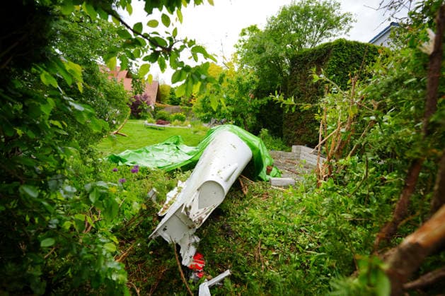 Two dead in small plane crash in residential area, debris from a small plane lying on the ground A small plane has apparently crashed on the outskirts of Limburgerhof in the Rhine-Palatinate district According to the fire depa Copyright: x xonw-imagesx xEnriquexKaczorx