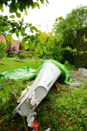 Two dead in small plane crash in residential area, debris from a small plane lying on the ground A small plane has apparently crashed on the outskirts of Limburgerhof in the Rhine-Palatinate district According to the fire depa Copyright: x xonw-imagesx xEnriquexKaczorx