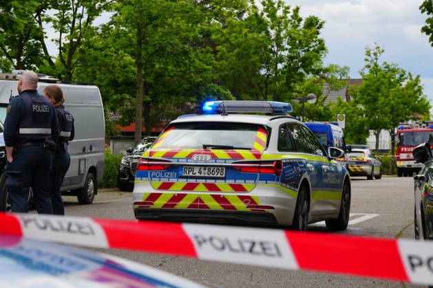 Two dead in small plane crash in residential area, debris from a small plane lying on the ground A small plane has apparently crashed on the outskirts of Limburgerhof in the Rhine-Palatinate district According to the fire depa Copyright: x xonw-imagesx xEnriquexKaczorx
