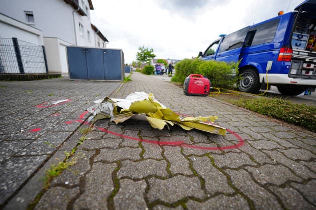 Two dead in small plane crash in residential area, debris from a small plane lying on the ground A small plane has apparently crashed on the outskirts of Limburgerhof in the Rhine-Palatinate district According to the fire depa Copyright: x xonw-imagesx xEnriquexKaczorx