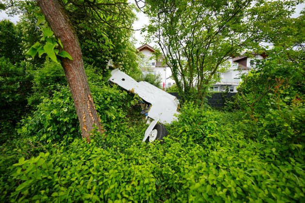 Two dead in small plane crash in residential area, debris from a small plane lying on the ground A small plane has apparently crashed on the outskirts of Limburgerhof in the Rhine-Palatinate district According to the fire depa Copyright: x xonw-imagesx xEnriquexKaczorx