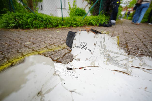 Two dead in small plane crash in residential area, debris from a small plane lying on the ground A small plane has apparently crashed on the outskirts of Limburgerhof in the Rhine-Palatinate district According to the fire depa Copyright: x xonw-imagesx xEnriquexKaczorx