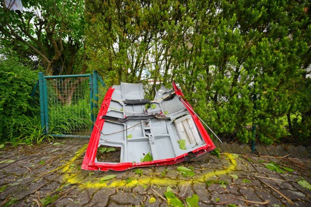 Two dead in small plane crash in residential area, debris from a small plane lying on the ground A small plane has apparently crashed on the outskirts of Limburgerhof in the Rhine-Palatinate district According to the fire depa Copyright: x xonw-imagesx xEnriquexKaczorx
