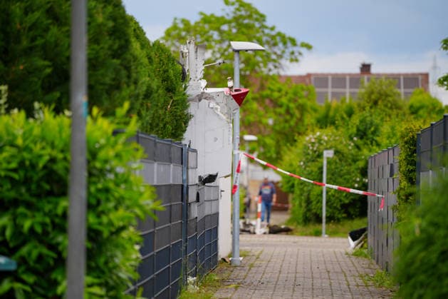 Two dead in small plane crash in residential area, debris from a small plane lying on the ground A small plane has apparently crashed on the outskirts of Limburgerhof in the Rhine-Palatinate district According to the fire depa Copyright: x xonw-imagesx xEnriquexKaczorx