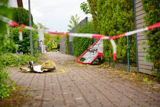 Two dead in small plane crash in residential area, debris from a small plane lying on the ground A small plane has apparently crashed on the outskirts of Limburgerhof in the Rhine-Palatinate district According to the fire depa Copyright: x xonw-imagesx xEnriquexKaczorx