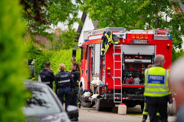 Two dead in small plane crash in residential area, debris from a small plane lying on the ground A small plane has apparently crashed on the outskirts of Limburgerhof in the Rhine-Palatinate district According to the fire depa Copyright: x xonw-imagesx xEnriquexKaczorx