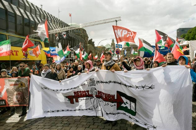 Pro Palestine Demonstration, Hamburg 20260516ad104 20260516ad104 Pro Palestine Demonstration Hamburg Landungsbrücken activism, solidarity, protest banner, Palestine flag, Middle East conflict, rally, a Copyright: xAchimxDuwentästerx