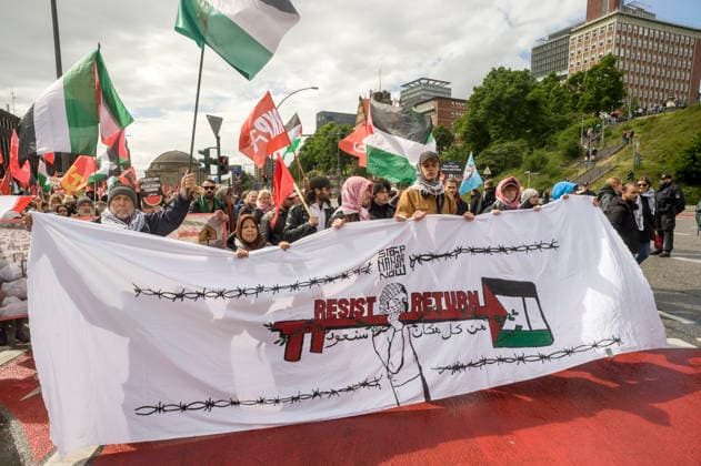 Pro Palestine Demonstration, Hamburg 20260516ad113 20260516ad113 Pro Palestine Demonstration Hamburg Landungsbrücken activism, solidarity, protest banner, Palestine flag, Middle East conflict, rally, a Copyright: xAchimxDuwentästerx