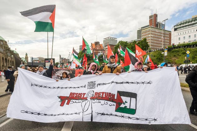 Pro Palestine Demonstration, Hamburg 20260516ad120 20260516ad120 Pro Palestine Demonstration Hamburg Landungsbrücken activism, solidarity, protest banner, Palestine flag, Middle East conflict, rally, a Copyright: xAchimxDuwentästerx