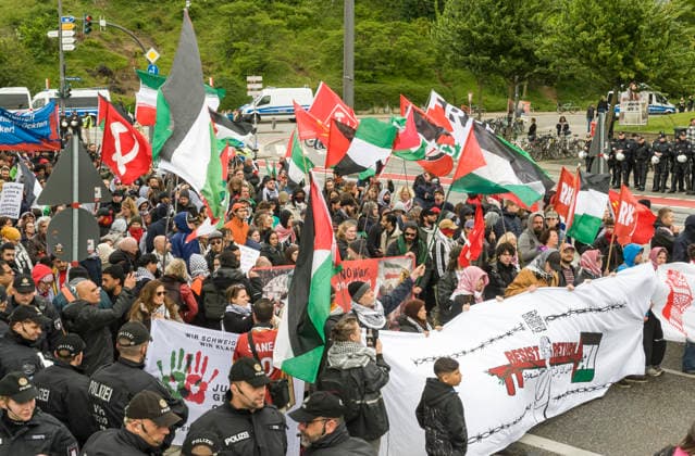 Pro Palestine demonstration, Hamburg 20260516ad144 20260516ad144 Pro Palestine demonstration Hamburg Landungsbrücken activism, solidarity, protest banner, Palestine flag, Middle East conflic Copyright: xAchimxDuwentästerx