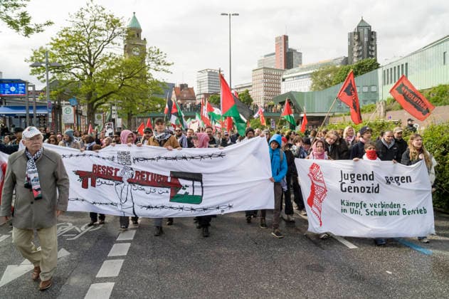Pro Palestine Demonstration, Hamburg 20260516ad165 20260516ad165 Pro Palestine Demonstration Hamburg Landungsbrücken activism, solidarity, protest banner, Palestine flag, Middle East conflict, rally, a Copyright: xAchimxDuwentästerx