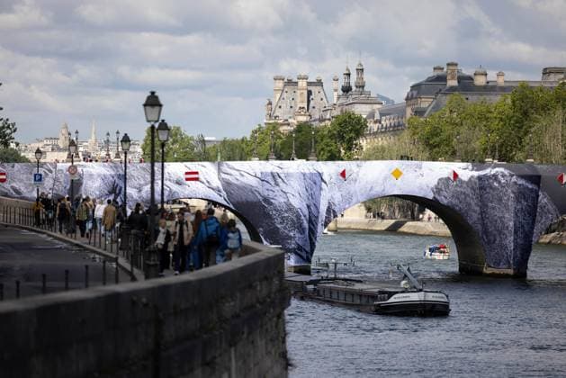 Illustrations of the installation of artist JRs La Caverne du Pont Neuf in Paris, France, on May 16, 2026 Jeremy MELLOUL Bestimage Illustrations of the installation of artist JRs La Caverne du Pont Neuf in Paris, France, on May 16, 2026 Paris France  Copyright: xJeremyxMelloulx xBestimagexJeremyxMelloulx xBestimagex