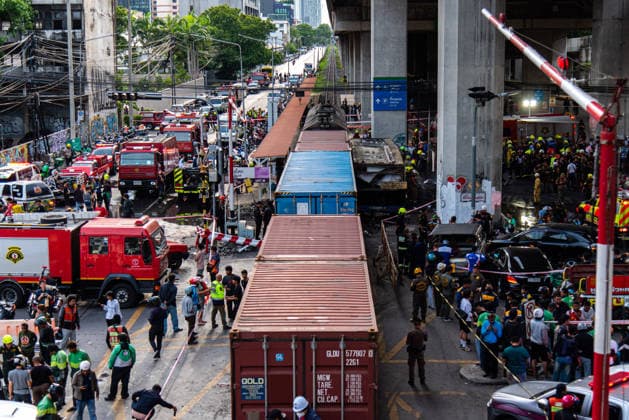 A cargo train crashes with a public bus in Bangkok - 16 May 2026 General view of an accident site where a cargo train crashed with a public bus at the Makkasan airport rail link station. At least 8 people were killed and more than 25 people injured in the accident. Bangkok Thailand Copyright: xPeeraponxBoonyakiatx xSOPAxImagesx Train-Bus_Crash-5