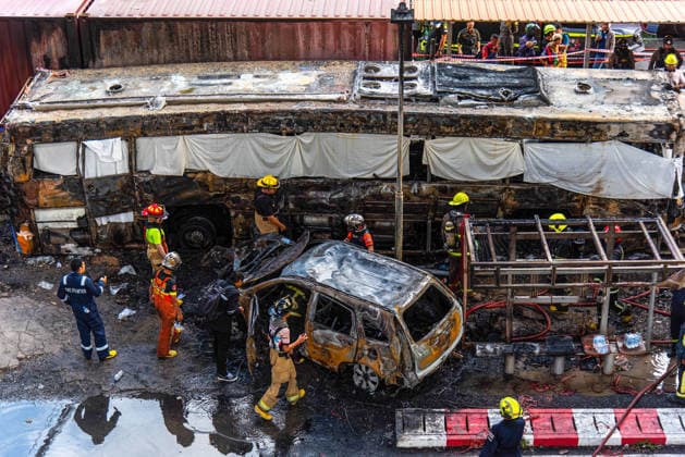 A cargo train crashes with a public bus in Bangkok - 16 May 2026 Rescue workers extinguish a fire on the wreckage of a public bus after it collides with a cargo train at the Makkasan airport rail link station. At least 8 people were killed and more than 25 people injured in the accident. Bangkok Thailand Copyright: xPeeraponxBoonyakiatx xSOPAxImagex Train-Bus_Crash-8