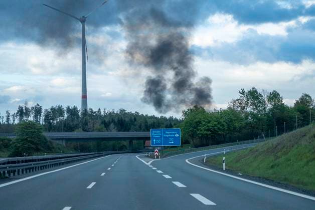A car fire brought evening traffic on the A 72 to a standstill on Saturday evening A car caught fire at the Hochfranken junction in the direction of Hof directly on the border