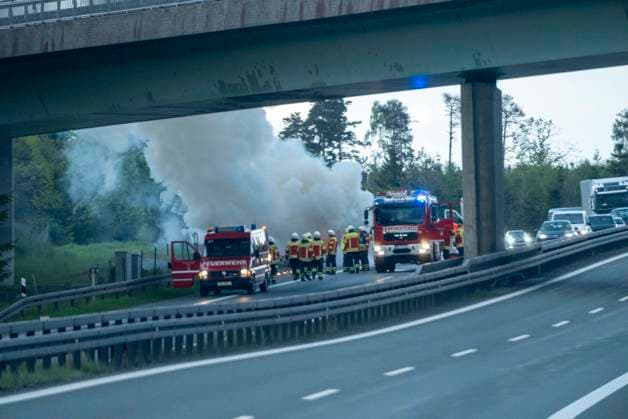A car fire brought evening traffic on the A 72 to a standstill on Saturday evening A car caught fire at the Hochfranken junction in the direction of Hof directly on the border
