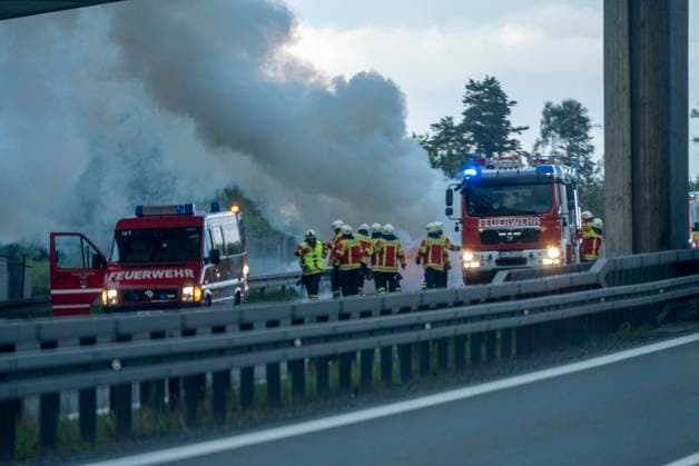 A car fire brought evening traffic on the A 72 to a standstill on Saturday evening A car caught fire at the Hochfranken junction in the direction of Hof directly on the border