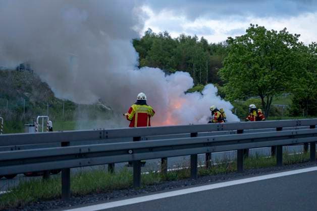 A car fire brought evening traffic on the A 72 to a standstill on Saturday evening A car caught fire at the Hochfranken junction in the direction of Hof directly on the border
