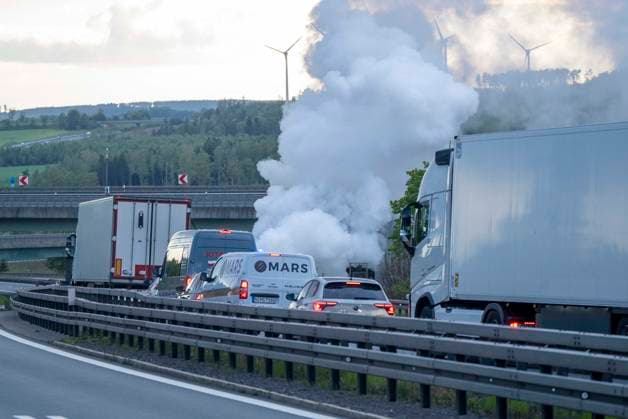A car fire brought evening traffic on the A 72 to a standstill on Saturday evening A car caught fire at the Hochfranken junction in the direction of Hof directly on the border