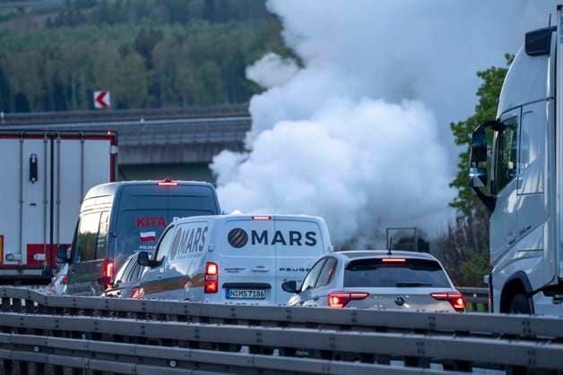 A car fire brought evening traffic on the A 72 to a standstill on Saturday evening A car caught fire at the Hochfranken junction in the direction of Hof directly on the border